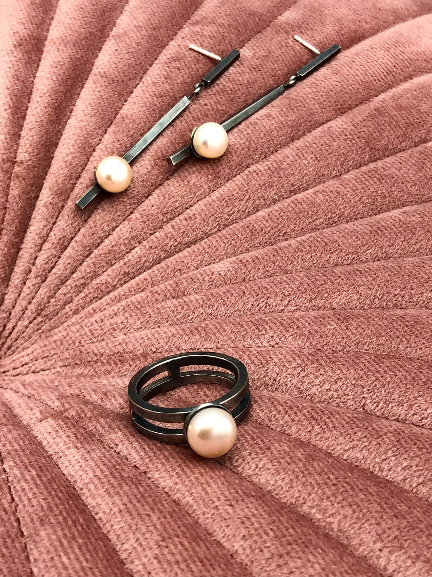 Noir & Pearl - Earrings Alignment